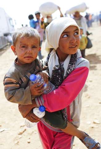 Crianças curdas da Síria refugiadas aguardam na fronteira Turquia-Síria perto da cidade síria de Suruc. 24/09/2014