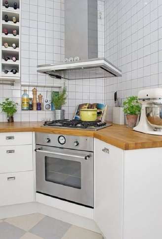 1. Invista em um projeto de cozinha com cooktop para um ambiente mais moderno e funcional – Foto: Wood Save
