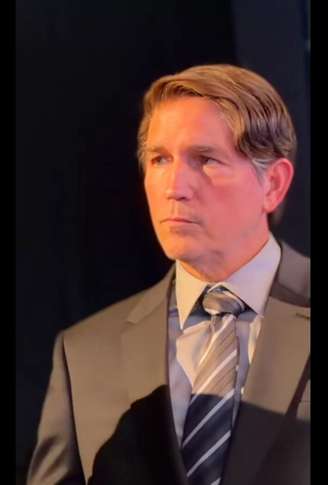 O ator Jim Caviezel caracterizado como Jair Bolsonaro para o filme 'Dark Horse'