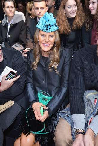 Anna Dello Russo usou um chapéu azul para ir ao desfile da grife Dsquared2, nesta segunda-feira (24), último dia da semana de moda de Milão