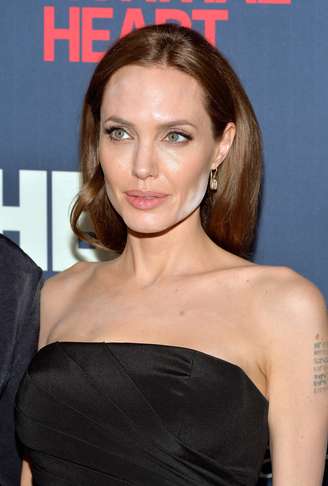 <p>Em maio deste ano, Angelina Jolie apareceu com excesso de pó no rosto e no colo, que formou manchas brancas. O erro evidente repercutiu na imprensa nacional e internacional</p>