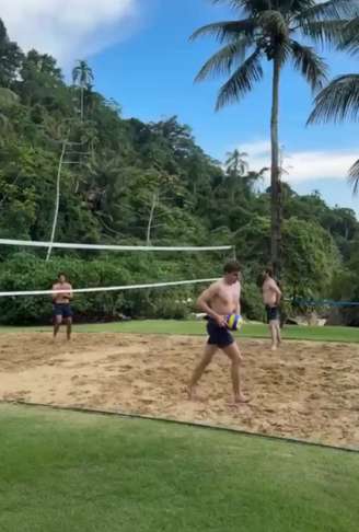 Max Verstappen se arrisca no vôlei de praia durante férias no Brasil