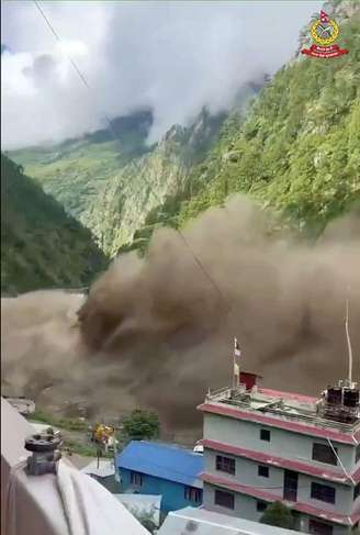 A avalanche de água, lama e pedras arrastou tudo pelo caminho.