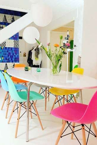 1. Mesa com cadeiras coloridas para sala de estar com flores no centro – Por: Pinterest