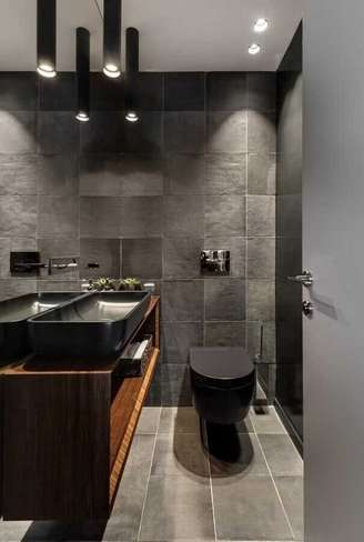 1. Decoração moderna com cuba para banheiro cinza com bancada de madeira e luminárias de teto minimalistas – Foto: Ideias Decor