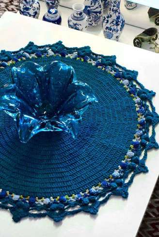 1. Centro de mesa de crochê redondo e azul com vaso da mesma cor – Via: Pinterest