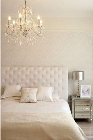 1. Os lustres para quarto deixam a decoração mais sofisticada e o ambiente mais aconchegante