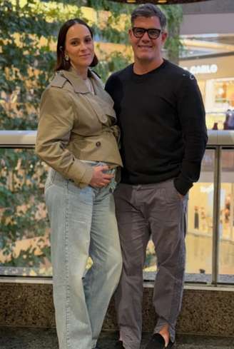 Juliano Cazarré e esposa esperam seu sétimo filho.
