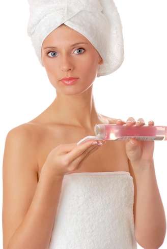 Uso do tônico facial é uma das etapas mais importantes da limpeza da pele, já que equilibra o pH e auxilia na melhor absorção de nutrientes pela cútis  