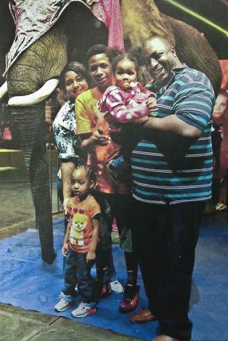 <p>Foto de arquivo de Eric Garner e os filhos durante um passeio em família</p>