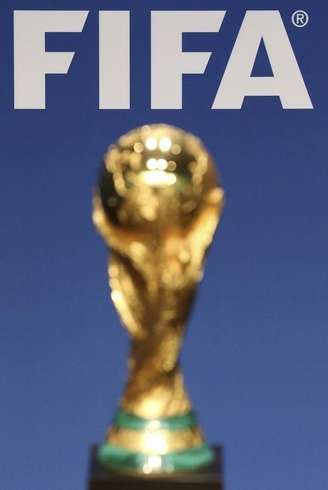 Logo da Fifa é fotografada perto da taça da Copa do Mundo em Zurique. 23/01/2014