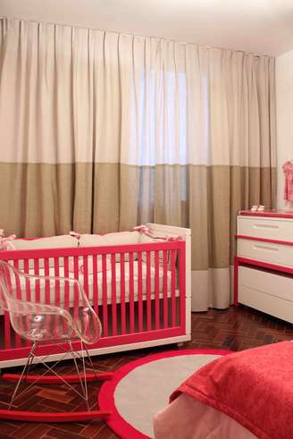 Este projeto da decoradora Alessandra Amaral, especializada em quartos infantis, conta com quarteto básico: cômoda, cama para acompanhante, cadeira de amamentação e berço. Sem muito frufru, a decoração é superestilosa. Informações: (21) 2579-3888