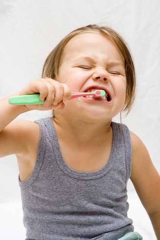 Conforme a criança cresce, é preciso adaptar a escova para facilitar a higienização. Para saber qual é a melhor, é recomendado pedir orientação ao dentista.