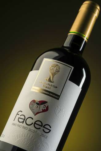 <p>O vinho tinto é feito com 11 variedades de uva</p>