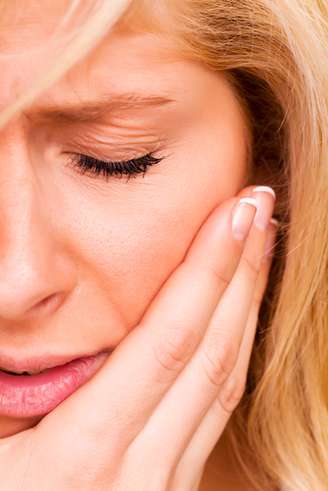 Quando deitamos o fluxo sanguíneo na cabeça aumenta, aumentando a pressão na polpa e piorando a dor de dente