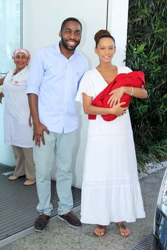 Os atores Lázaro Ramos e Taís Araújo deixaram a maternidade com a filha neste domingo (25)