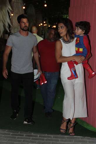 Juliana Paes celebra aniversário do filho Antônio, com o marido  Carlos Eduardo Baptista, no Rio de Janeiro, neste domingo (19)