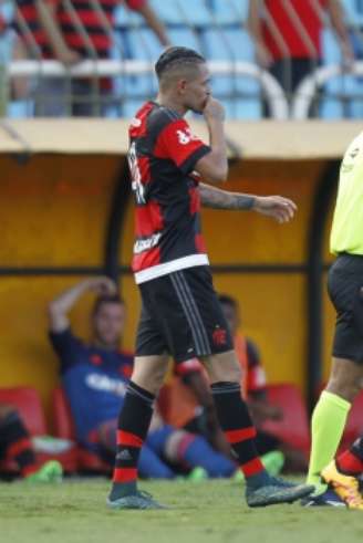 Thiago Santos passou por cirurgia no joelho esquerdo neste sábado (Gilvan de Souza/Flamengo)