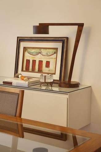 1. A luminária de madeira de mesa se destaca na decoração da sala de jantar. Projeto de RBP Arquitetura