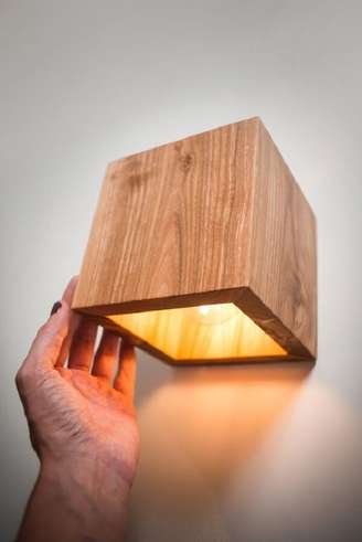 1. Decore seu ambiente interno com lindos modelos de arandela de madeira. Fonte: Etsy