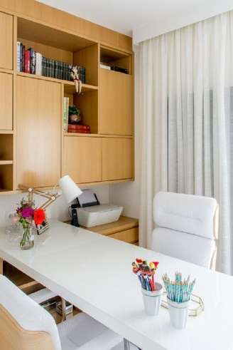 1. Armário de escritório planejado de madeira com mesa branca – Foto Revista VD