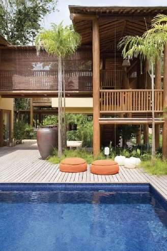 1. Projeto incrível com piscina quadrada grande com deck. Fonte: Pinterest