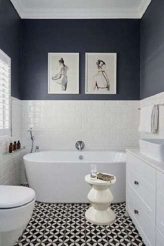 1. Azulejo tijolinho branco meia parede para decoração de banheiro com banheira de imersão – Foto: House of British Ceramic Tile