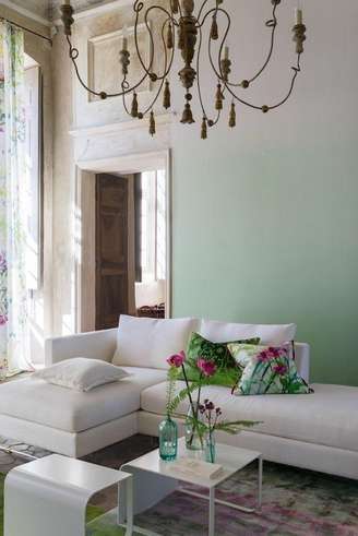 1. Sala de estar com papel de parede verde água – Foto Janine Witbooi Interior Design