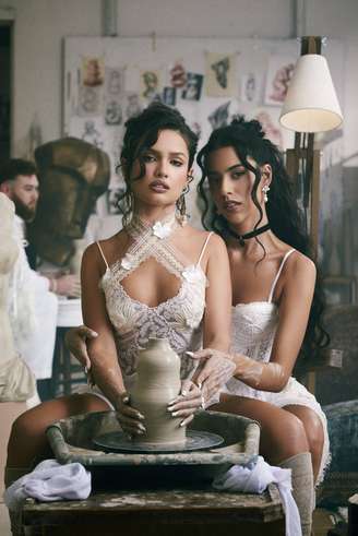 Marina Sena e Juliette no clipe de 'Quase Não Namoro'.