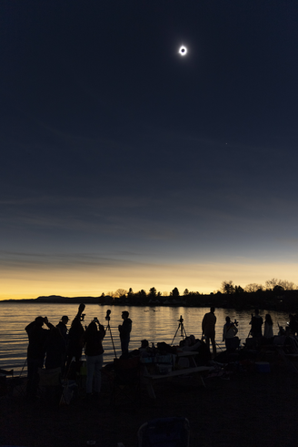 Eclipse solar total de abril visto no lago Magog, no Canadá (Imagem: Reprodução/Stan Honda)