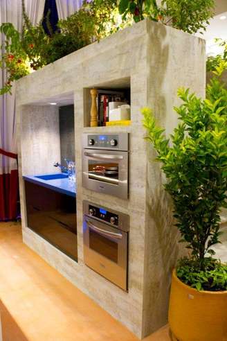 Os arquitetos e irmãos Beatriz e Caio Andreazza Morbin usaram vários eletrodomésticos embutidos na Cozinha Gourmet da Casa Cor 2012. Informações: (11) 4113-5663