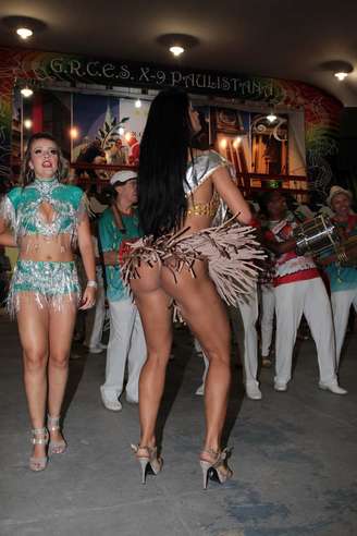 Camila Vernaglia esteve na quadra da escola de samba X-9 Paulistana, na noite deste domingo (2)