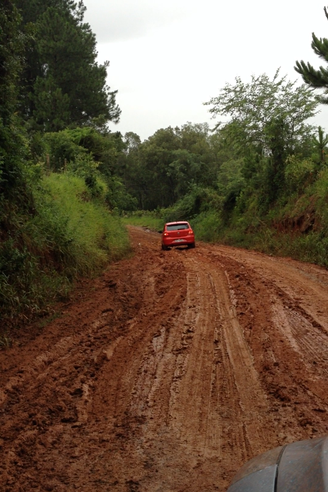 Em razão da lama e dos buracos na estrada Fazenda Conceição, em Gravataí, moradores sofrem com a falta de coleta de lixo