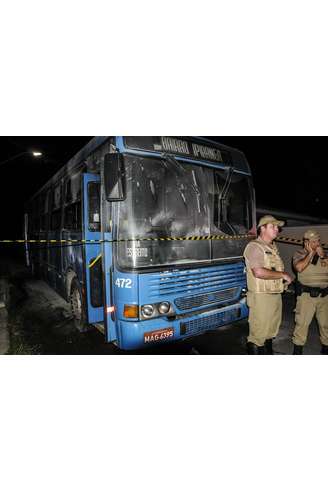 <p>Durante nova onda de violência, ônibus são queimados em Santa Catarina</p>