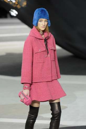 <p>O pink é uma das cores da estação, como nessa proposta de Karl Lagerfeld para a Chanel</p>