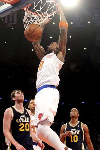 <p>JR Smith enterra durante vitória do New York Knicks</p>