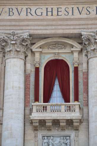 O novo papa aparecerá na Loggia Centrale momentos após a fumaça branca sair pela chaminé instalada na Capela Sistina