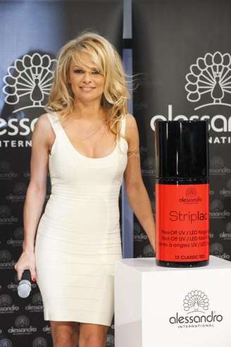 <p>A eterna estrela de S.O.S Malibu, Pamela Anderson, participou do lançamento de uma nova linha de esmaltes </p>