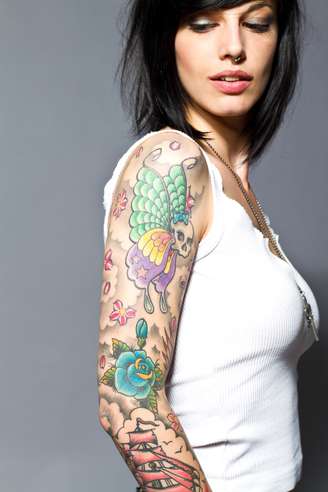 Segundo pesquisa, as mulheres tatuadas são consideradas mais atraentes e acessíveis