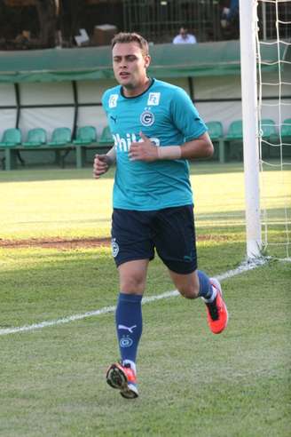 Renan foi escalado no time titular do Goiás