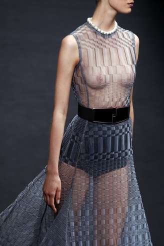 <p>Vestido transparente da Dior usado com hot pants</p>