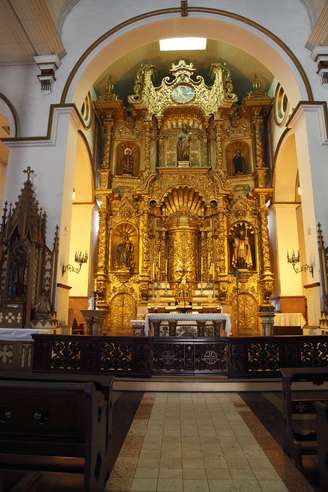 O altar da Igreja de San José, feito de mogno e todo folheado a ouro, escapou de um saque pirata em 1671