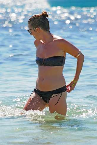 A modelo Kate Moss foi fotografada nessa sexta-feira (9) durante suas férias em Formentera, um município parte da província das Ilhas Baleares, na Espanha. Aproveitando o sol, a britânica se bronzeou e se refrescou no mar