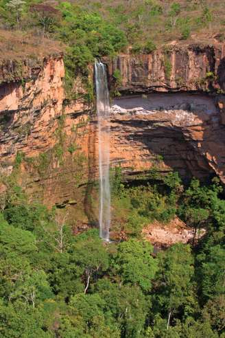 <p>Cachoeira Véu de Noiva, queda de 86 metros que é o cartão-postal do parque da Chapada dos Guimarães</p>
