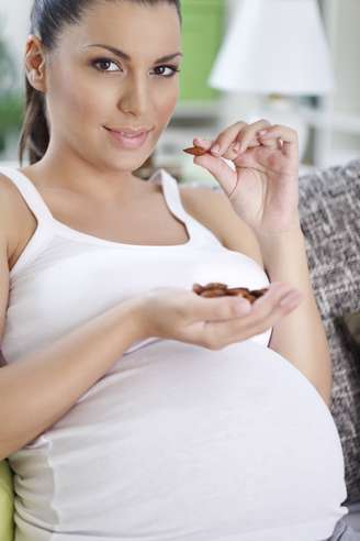 <p>Estudo sugere que filhos de grávidas que comem castanhas cinco vezes por semana têm menos chances de desenvolverem alergia ao alimento</p>