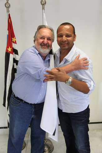<p>Ex-presidente do Santos voltou a atacar pai de Neymar por negociação com o Barcelona</p>