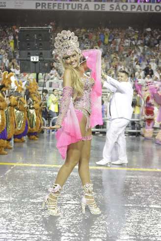 <p>Ellen Roche ignorou chuva em desfile da Rosas de Ouro </p>