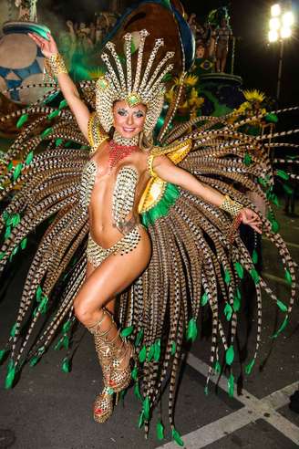 Na noite desta sexta-feira (28) a modelo Marianne Ranieri, musa das musas da escola de samba Leandro de Itaquera, desfilou no Anhembi, em São Paulo. Sob forte chuva, a loira desfilou deslumbrante com pouca roupa e com muito brilho nas cores verde e amarelo