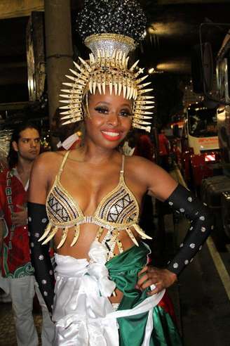 <p>Roberta&nbsp;&eacute; destaque de ch&atilde;o pela Grande Rio</p>