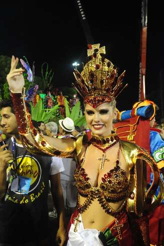 Bárbara Evans desfilou pela Grande Rio na noite deste domingo